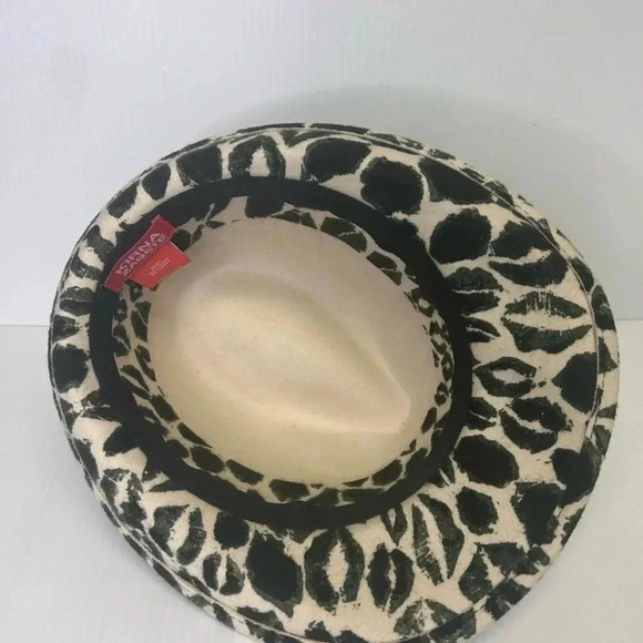 🖤”Kirna Zabete” 100% Wool Fedora Cream w/ Black/Gray Kiss Print 💋 - Picture 6 of 13